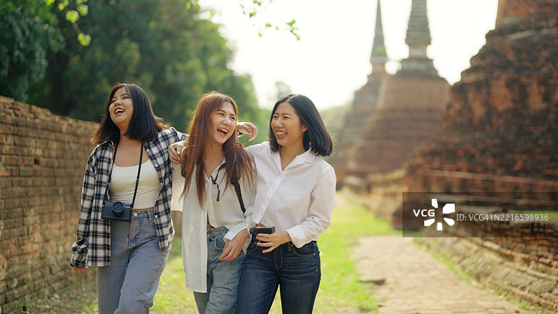 一群亚洲背包女游客参观寺庙。图片素材