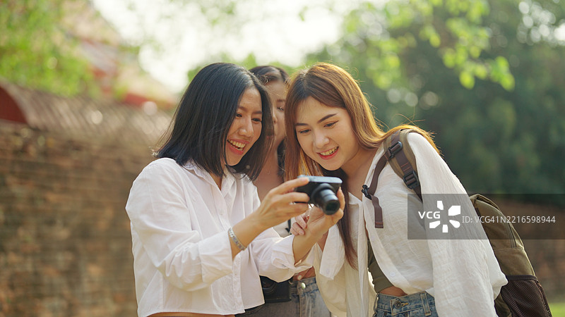 一群亚洲背包女游客参观寺庙。图片素材