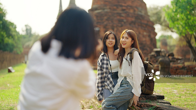 一群亚洲背包女游客参观寺庙。图片素材