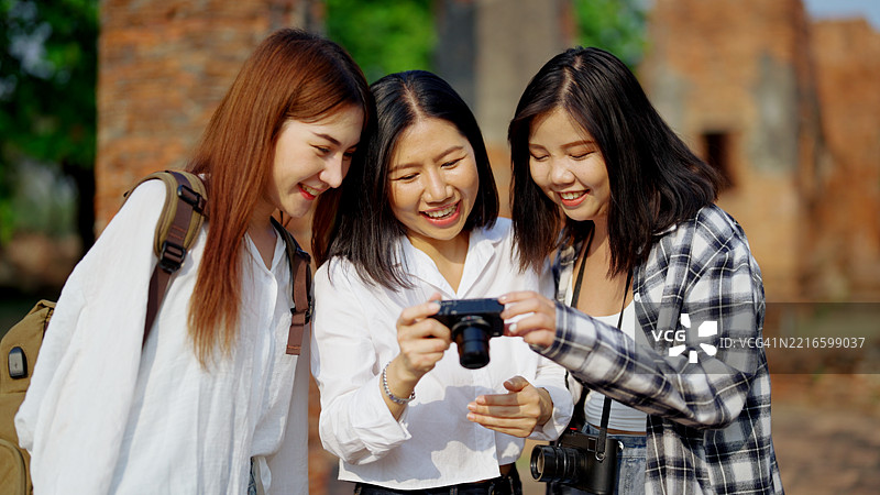 一群亚洲背包女游客参观寺庙。图片素材