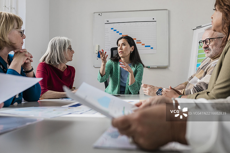 项目经理在与团队沟通图片素材