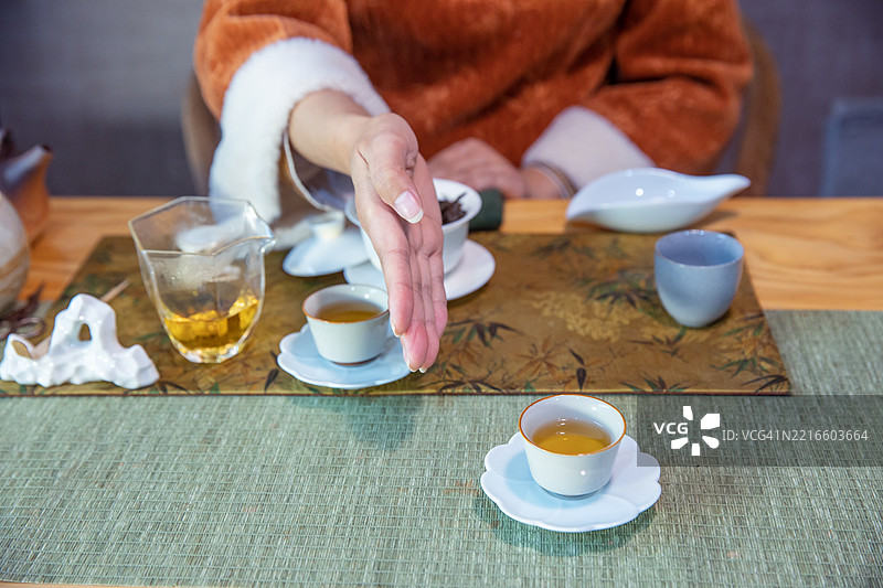 茶道大师正在进行中国茶艺表演图片素材