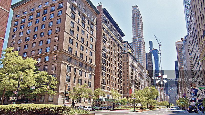 公园大道金融区。树木。自然。天际线。城市道路。空旷。图片素材