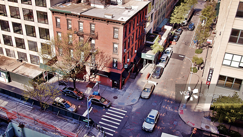 布鲁克林住宅区的俯瞰图。阳光明媚的城市街道。图片素材