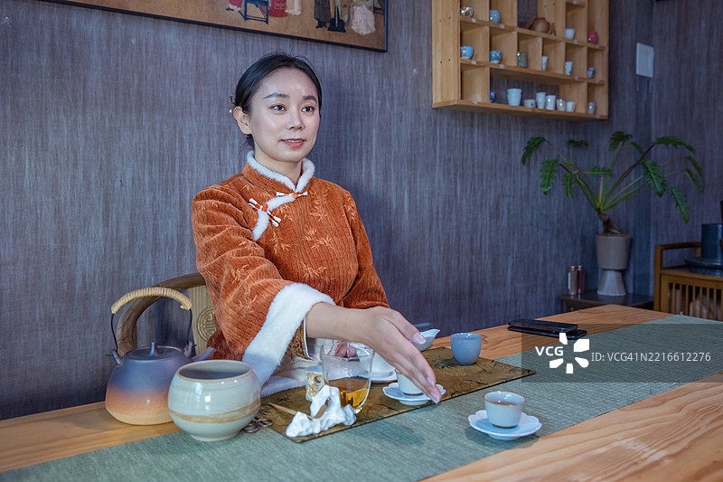 茶道大师正在进行中国茶艺表演图片素材
