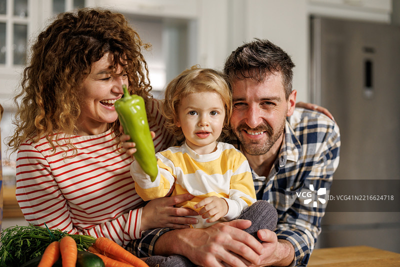 以美食和家庭团聚开始新的一天图片素材