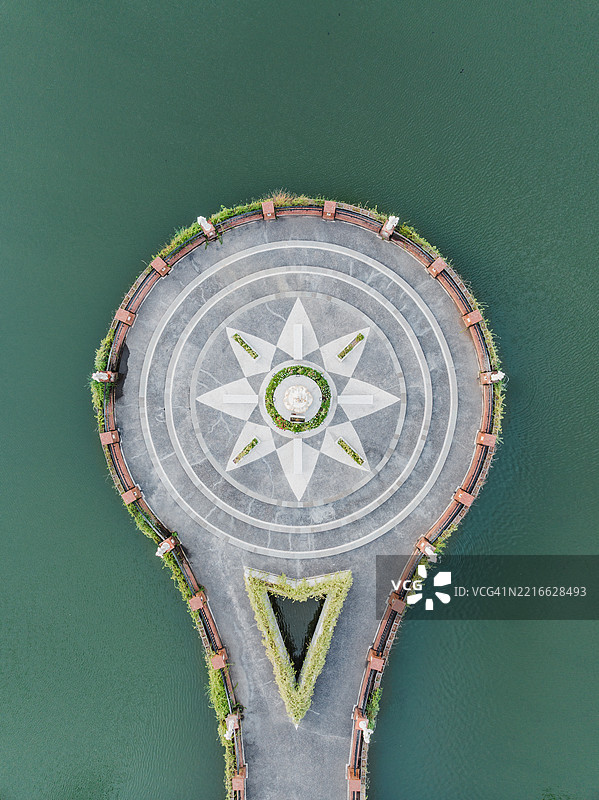 从上方俯瞰印度尼西亚巴厘岛登巴萨的桑努尔水库的无人机图像图片素材