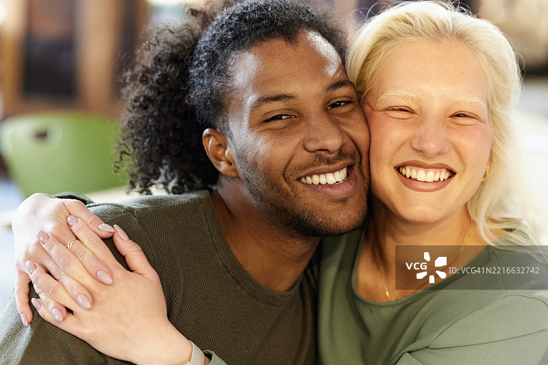 快乐多元文化情侣的肖像。图片素材