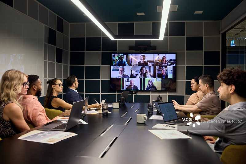 一群企业家在办公室进行虚拟会议图片素材