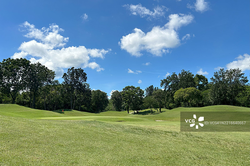 绿色的自然风景与蓝天。图片素材