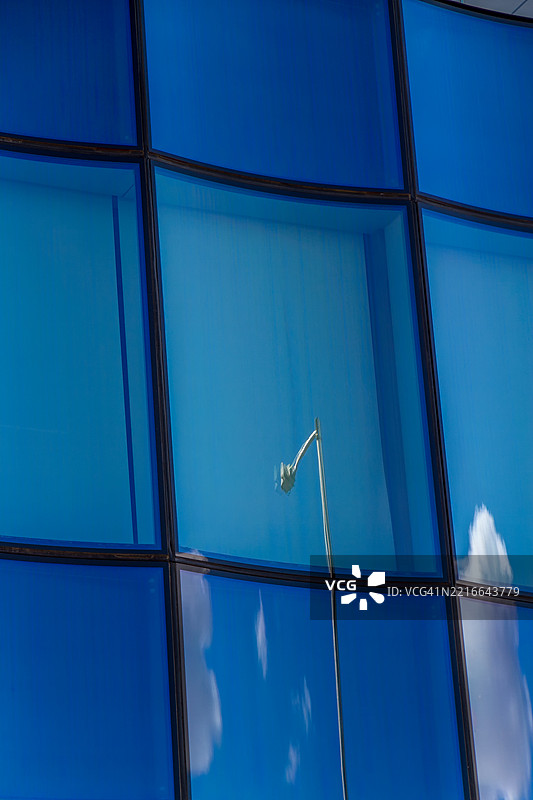 街灯在玻璃建筑上的倒影图片素材