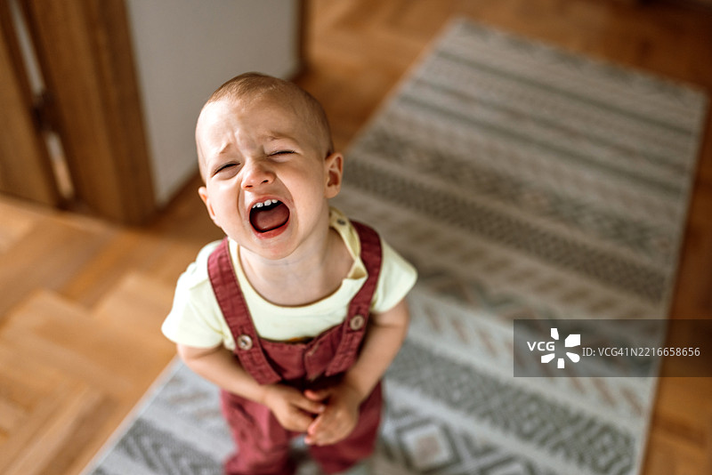 哭泣的男婴。这个小婴儿感到疲倦和饥饿。图片素材