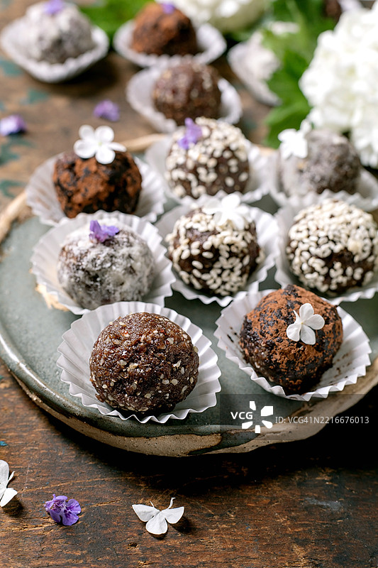 各种生素球巧克力球与可食用花卉图片素材