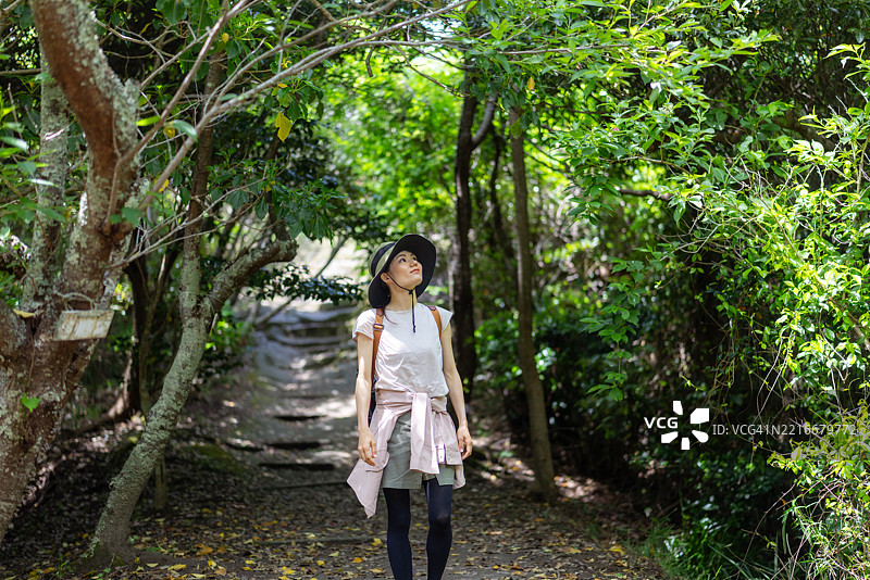 女性游客在大自然中徒步旅行图片素材