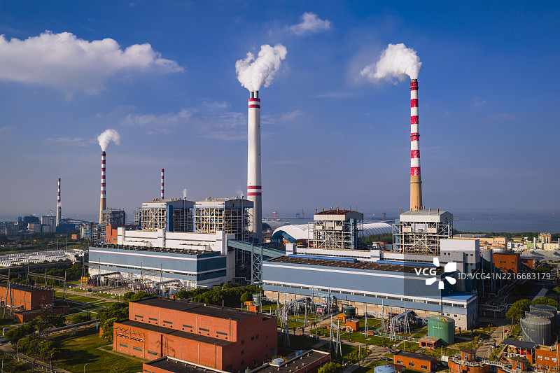 热电厂的鸟瞰图，烟囱排放二氧化碳图片素材