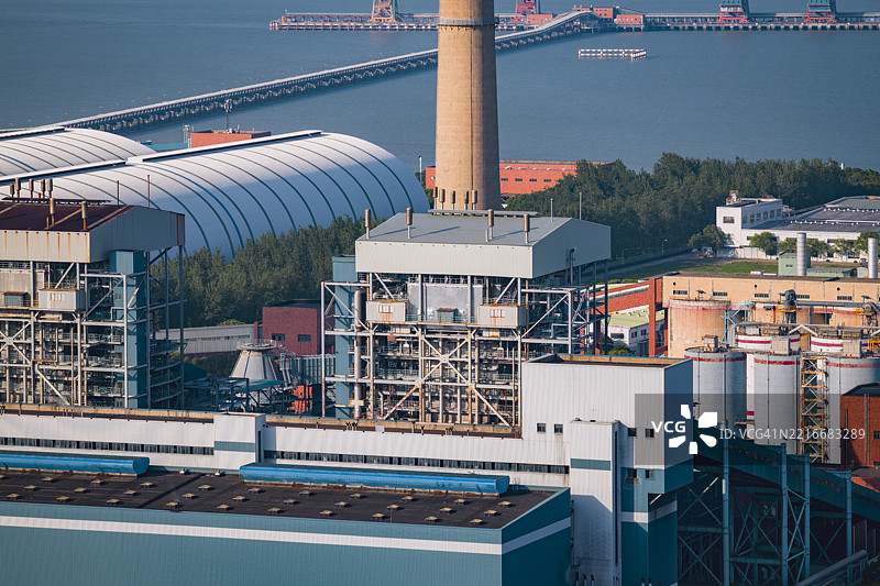 热电厂的鸟瞰图，烟囱排放二氧化碳图片素材