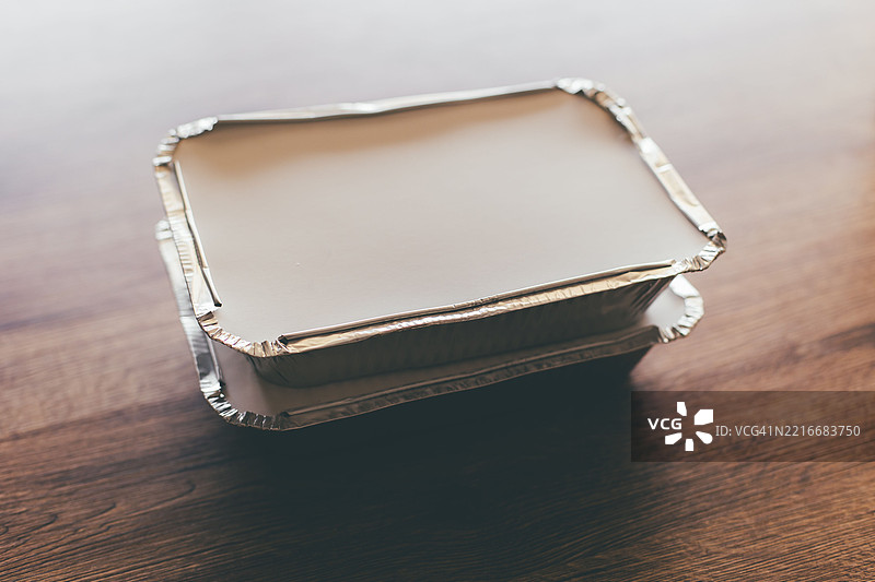 外卖食品容器放在木质桌面上图片素材