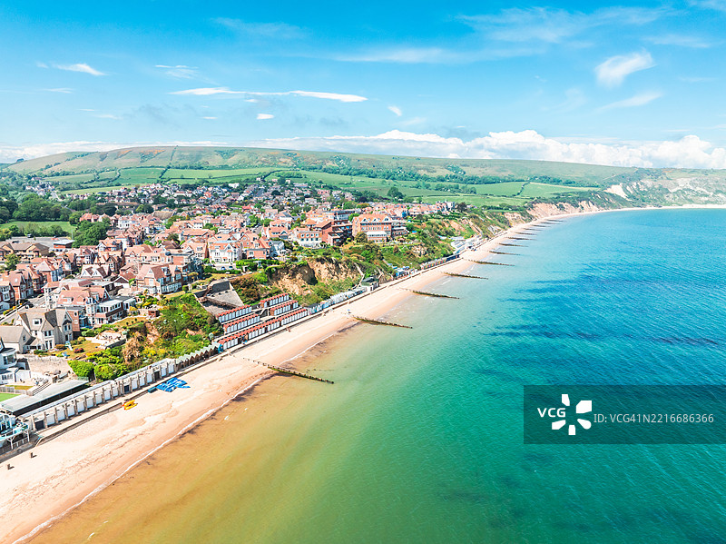 多塞特郡的斯旺奇海滩和海岸在夏日阳光下尽情绽放图片素材