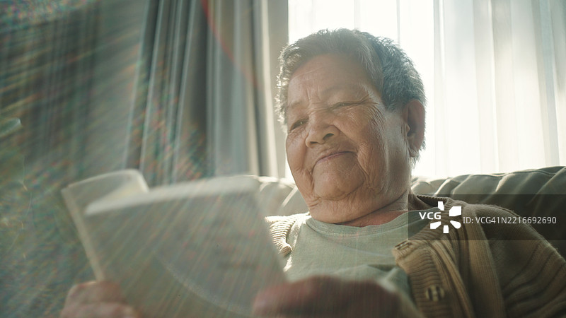 老年人在阅读一本书。图片素材