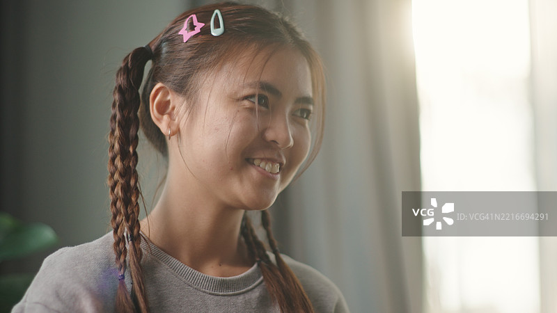 老年女性与年轻人一起放松聆听。图片素材