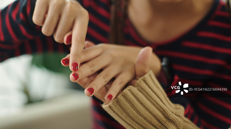 青少年与老年人放松交谈，展示指甲时尚。图片素材