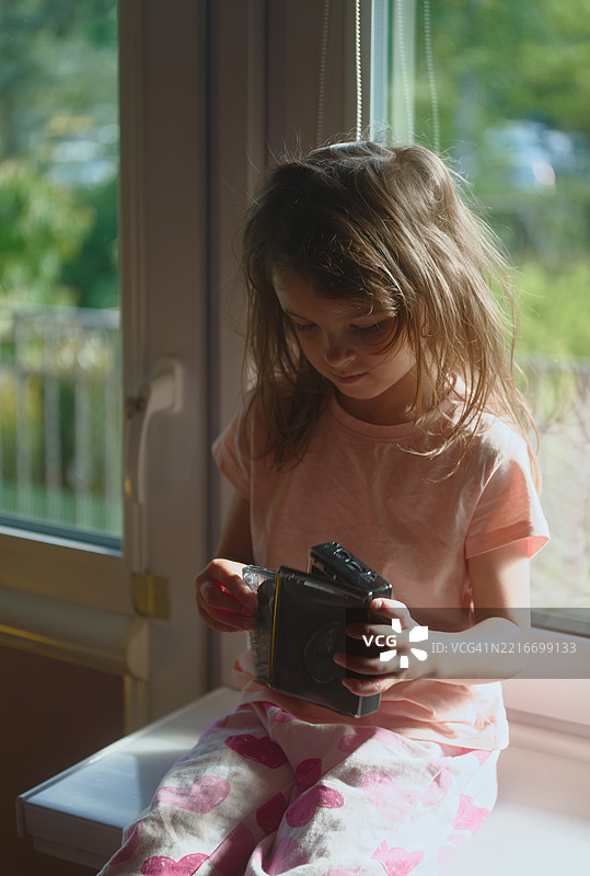小女孩与随身听图片素材
