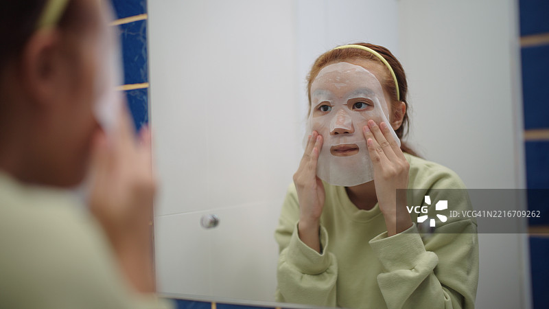 青少年正在敷面膜。图片素材