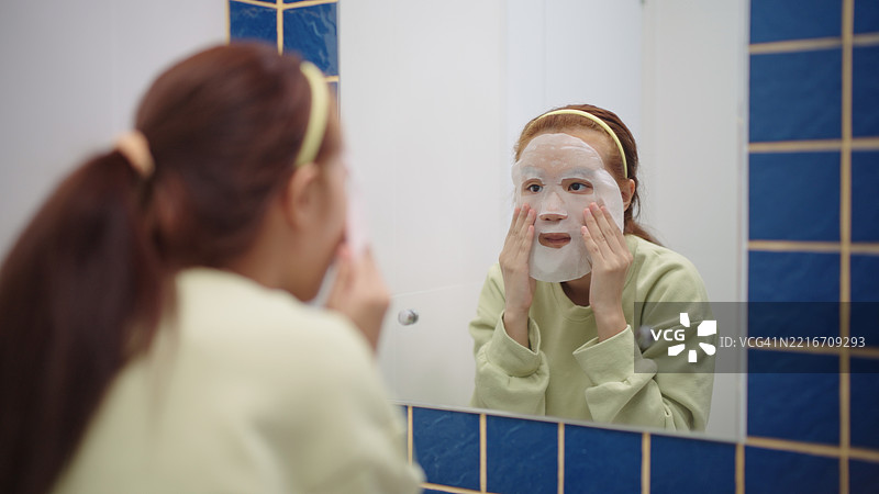 青少年正在敷面膜。图片素材