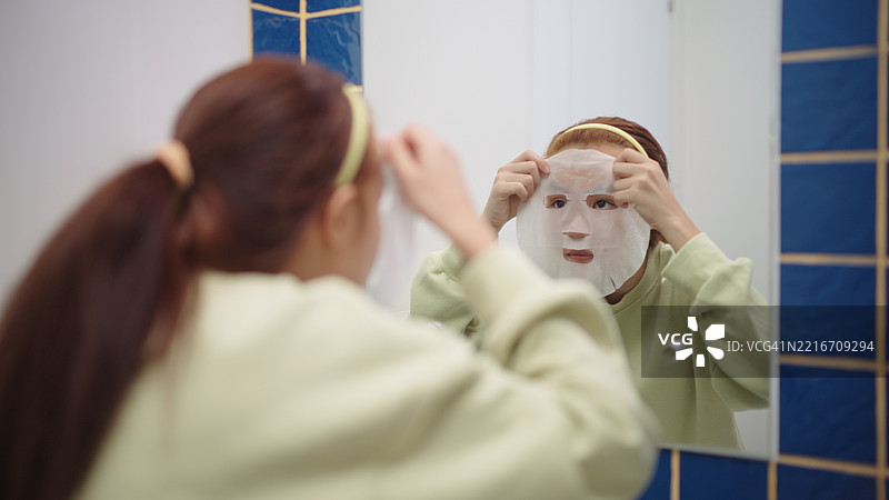 青少年正在敷面膜。图片素材