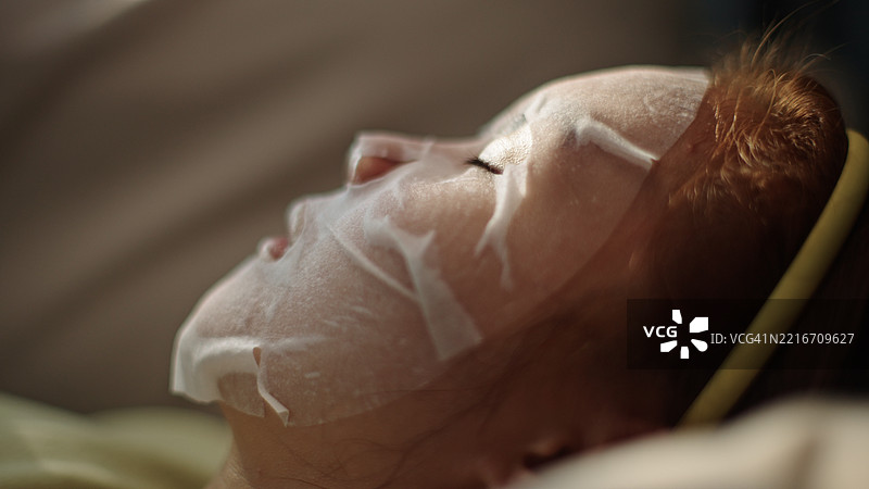 青少年放松时使用面膜。图片素材