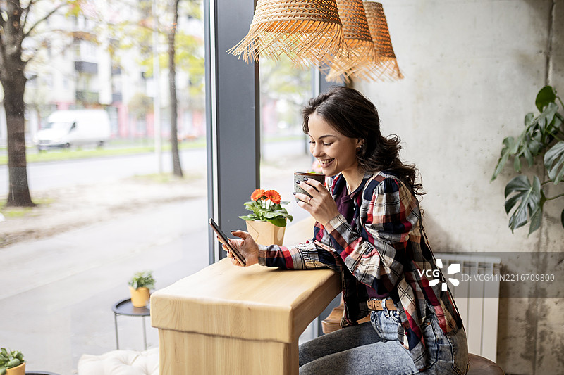 咖啡店桌旁的女性图片素材