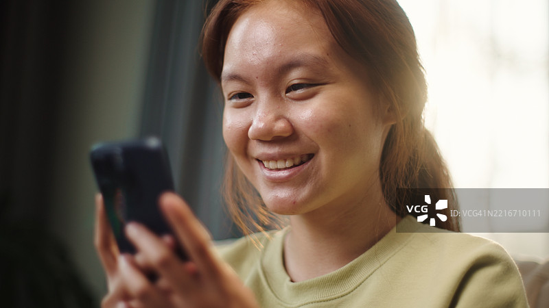 青少年通过面部识别解锁智能手机。图片素材