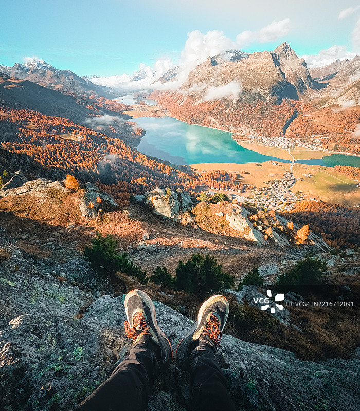 秋季徒步者的脚印通向湖泊和山脉图片素材