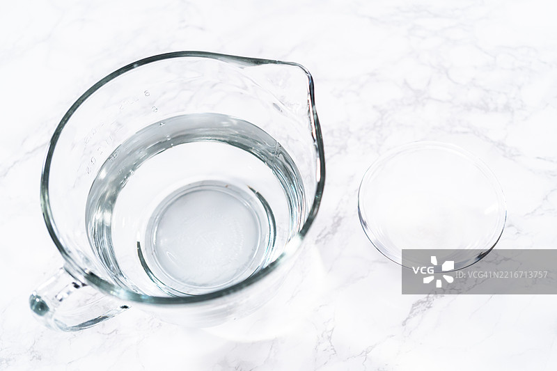 用于准备的装满水的量杯图片素材