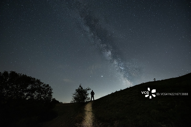 站在山顶的剪影男子，仰望银河图片素材