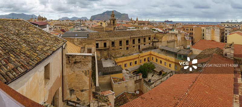 意大利巴勒莫 - 2022年6月11日 历史城市屋顶的全景视图图片素材