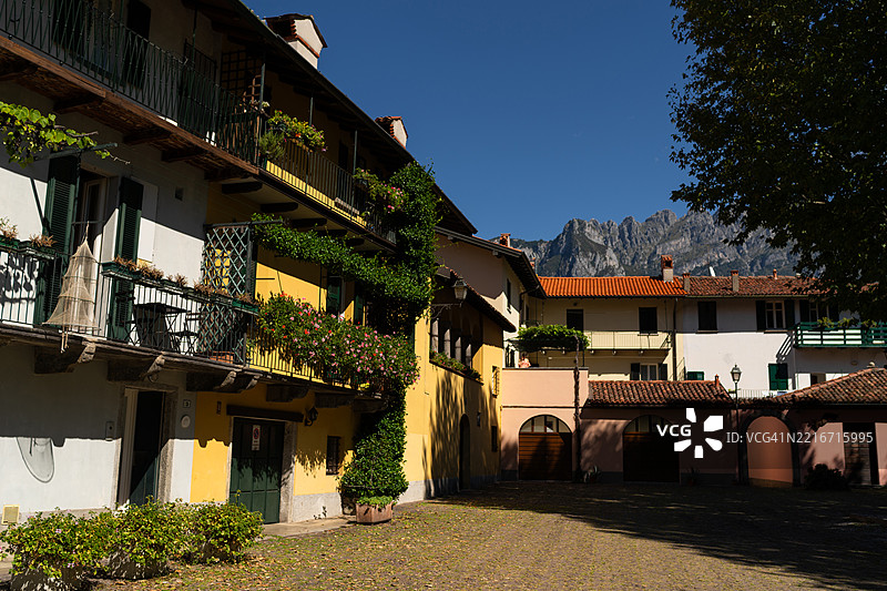 意大利莱科 - 2022年10月9日迷人的意大利村庄庭院图片素材