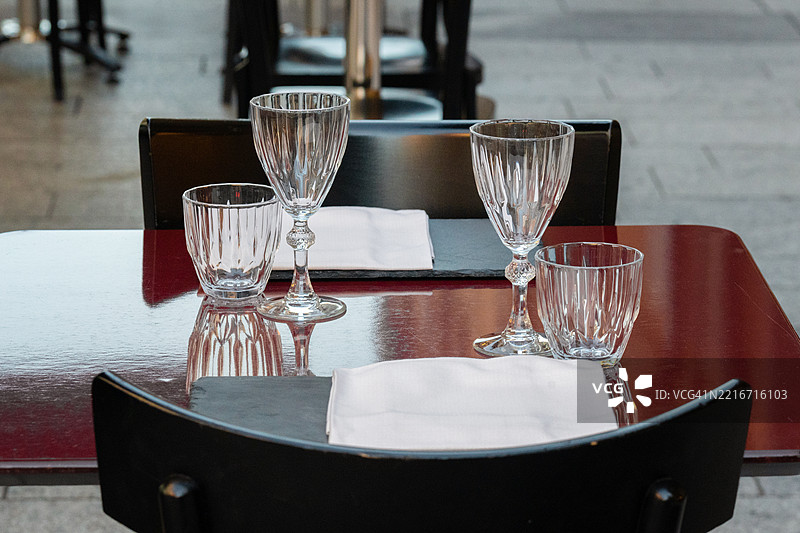 水晶杯和餐巾的餐桌布置图片素材