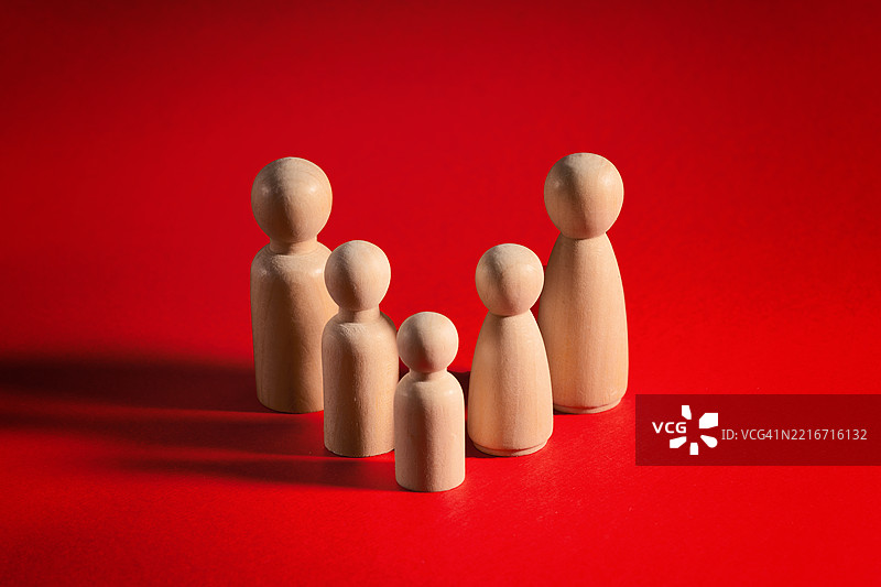 红色背景上的家庭人物形象 家庭概念，价值观图片素材