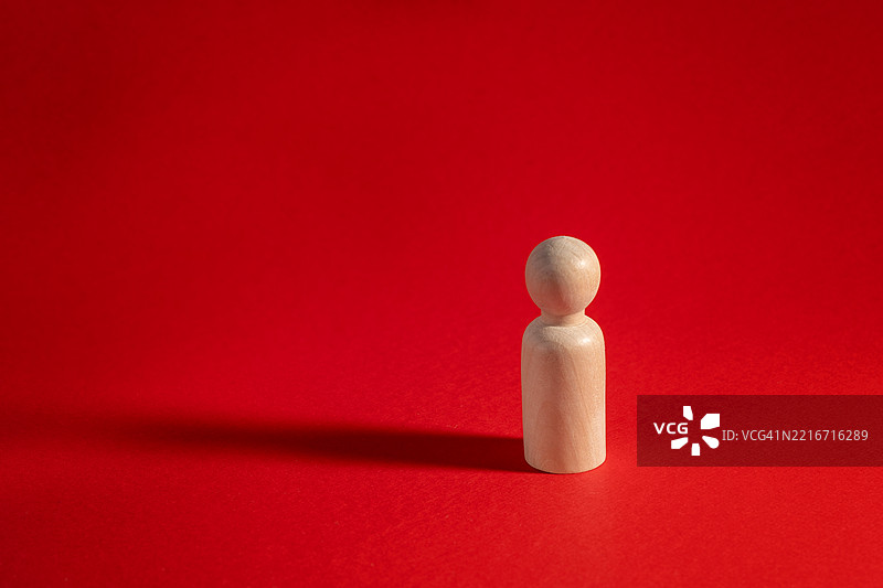 红色背景上的家庭人物形象 家庭概念，价值观图片素材