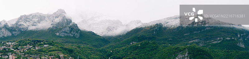 意大利莱科 - 2024年5月19日 壮丽的雪山风景图片素材