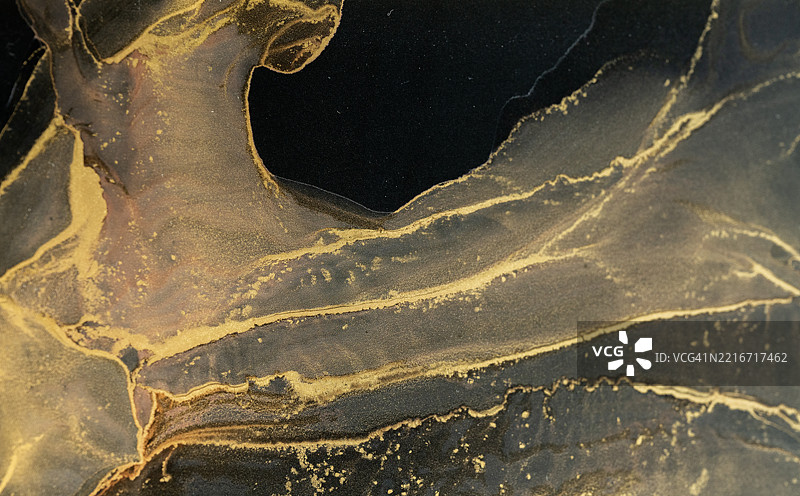 展示金色漩涡图案的抽象酒精墨水艺术作品图片素材
