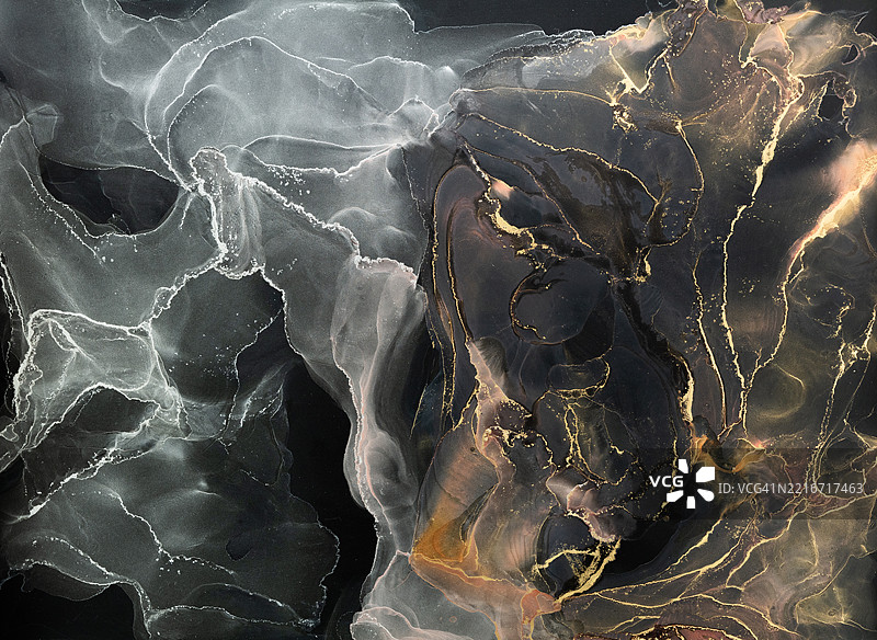 酒精墨水的旋转图案在上面创造出一幅抽象杰作图片素材