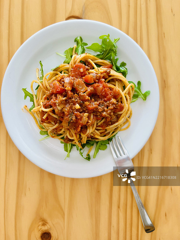 从高角度俯视安大略省加拿大桌子上的意大利面盘。图片素材