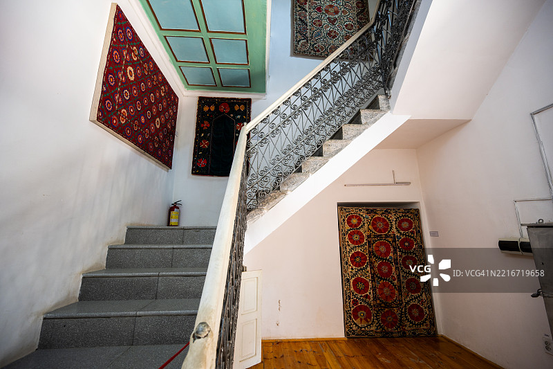西托赖·莫基·霍萨的室内楼梯装饰着传统的乌兹别克苏扎尼刺绣，布哈拉图片素材