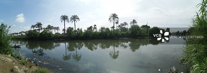 湖泊与天空的全景视图图片素材