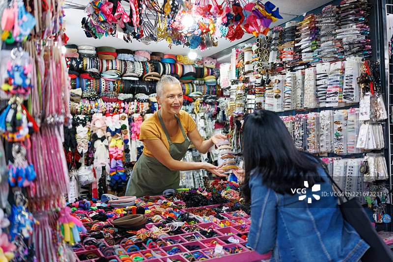 在当地露天市场销售时尚发型产品图片素材
