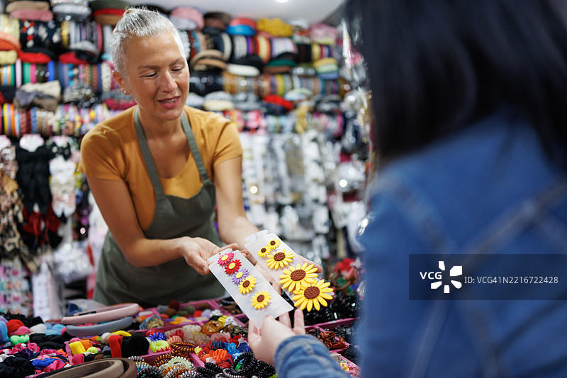 供应实用且时尚的发型产品的商家图片素材