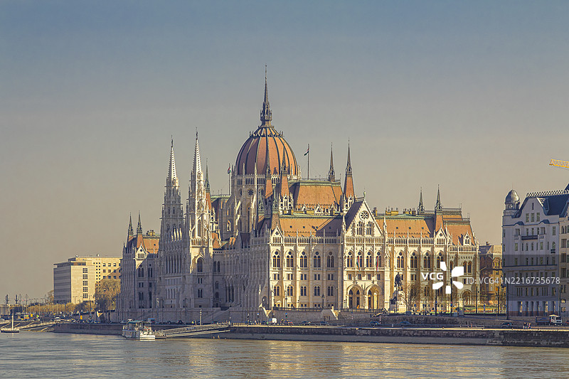 布达佩斯的匈牙利国会大厦，面朝多瑙河，白天，晴朗的天空图片素材