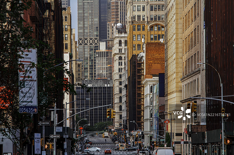 纽约市曼哈顿市中心密集的高层建筑图片素材